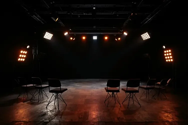 圈内挖掘：片场『临时加人』是怎么变成一场公关危机的 封面图